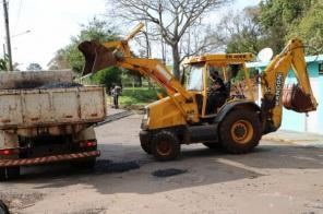 Secretaria de Obras realiza operação tapa-buraco na rua João Manoel