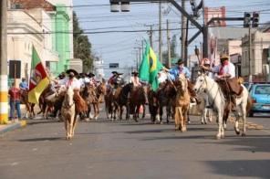 Município tem geração da chama crioula no dia do seu aniversário