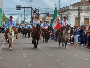Desfile do 20 de Setembro com sol e nuvens, mas chove na tarde em Cruz Alta