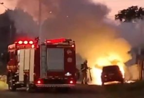 SUSTO!> Incêndio destrói veículo no início da manhã na Boa Parada