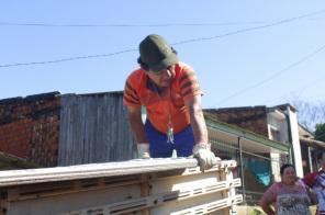 Domingo de entrega de telhas em vários bairros de Cruz Alta