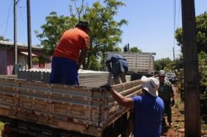 Domingo de entrega de telhas em vários bairros de Cruz Alta
