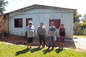 Domingo de entrega de telhas em vários bairros de Cruz Alta