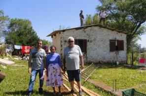 Domingo de entrega de telhas em vários bairros de Cruz Alta