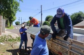Domingo de entrega de telhas em vários bairros de Cruz Alta