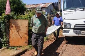 Domingo de entrega de telhas em vários bairros de Cruz Alta