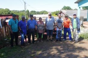 Domingo de entrega de telhas em vários bairros de Cruz Alta