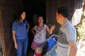 Domingo de entrega de telhas em vários bairros de Cruz Alta