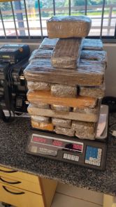 PRF apreende veículo e prende mulheres com drogas na BR-158 em Cruz Alta