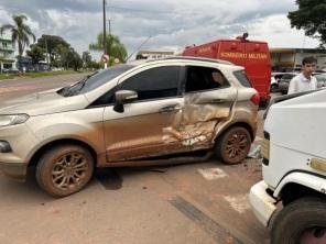 Acidente de trânsito envolve carro e caminhão na Avenida Plácido de Castro