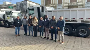 Prefeitura de Cruz Alta entrega dois novos caminhões caçamba traçado