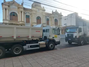 Prefeitura de Cruz Alta entrega dois novos caminhões caçamba traçado