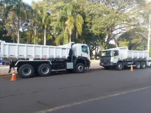 Prefeitura de Cruz Alta entrega dois novos caminhões caçamba traçado
