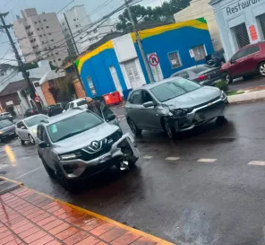 Colisão entre dois carros é registrada em cruzamento de Cruz Alta