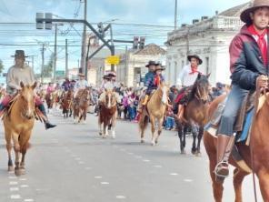 Cruz Alta celebrou o 20 de Setembro com um grande desfile farroupilha