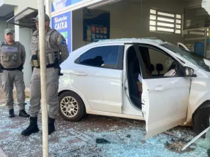 Carro invade lotérica e danifica loja de informática em Palmeira das Missões
