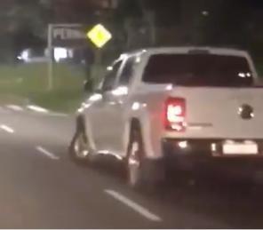 Motorista visivelmente embriagado conduz caminhonete com três rodas em C. Alta