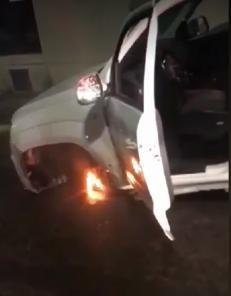 Motorista visivelmente embriagado conduz caminhonete com três rodas em C. Alta