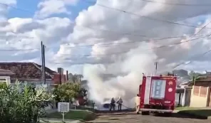 Veículo pega fogo após apresentar falhas e motorista escapa do veículo