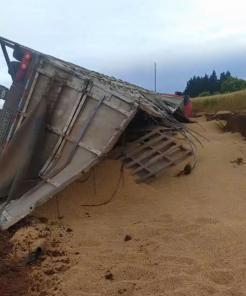 Carreta tomba na estrada de acesso para Boa Vista do Incra na tarde da quinta