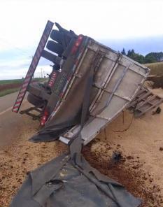 Carreta tomba na estrada de acesso para Boa Vista do Incra na tarde da quinta