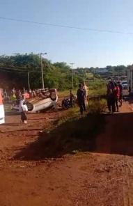 Carro capota e atinge duas crianças na manhã desta sexta-feira