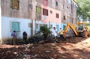 Sec. Obras realiza limpeza nas canalizações de esgoto do Núcleo Habitacional 