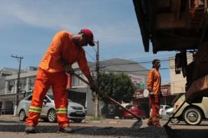 Prefeitura realiza Operação Tapa Buracos em ruas e avenidas de Cruz Alta
