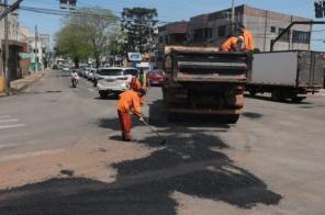 Prefeitura realiza Operação Tapa Buracos em ruas e avenidas de Cruz Alta