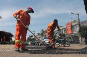 Prefeitura realiza Operação Tapa Buracos em ruas e avenidas de Cruz Alta