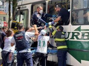 Grave acidente com dois ônibus no centro de Passo Fundo com muitos feridos