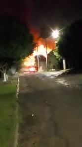 Incêndio destrói residência na madrugada deste domingo em Cruz Alta