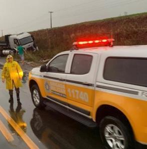 Acidente envolvendo um caminhão na ERS 342 em Cruz Alta