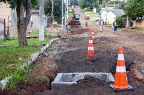 Sistema de drenagem da General Câmara é realizado para receber asfaltamento