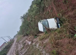 Carro com placas de Cruz Alta sai da pista na ERS-223 em Ibirubá