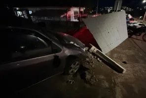 Gol bate em residência e derruba parada de ônibus no Bairro Dirceu
