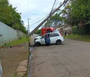 Fiesta bate contra poste e deixa bairros sem energia em Cruz Alta