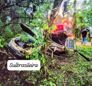 SÁBADO> Motorista morre após caminhonete sair da pista na BR-158 em Panambi