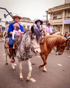 Desfile Farroupilha reúne mais de 500 cavalarianos em Cruz Alta