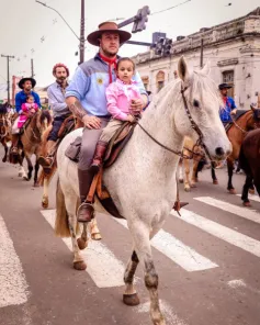 Desfile Farroupilha reúne mais de 500 cavalarianos em Cruz Alta