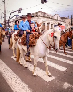 Desfile Farroupilha reúne mais de 500 cavalarianos em Cruz Alta