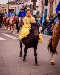 Desfile Farroupilha reúne mais de 500 cavalarianos em Cruz Alta