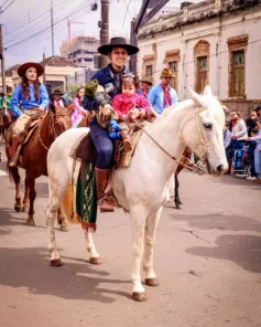 Desfile Farroupilha reúne mais de 500 cavalarianos em Cruz Alta