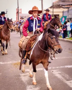 Desfile Farroupilha reúne mais de 500 cavalarianos em Cruz Alta