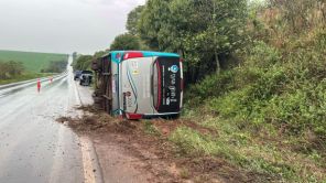 Micro-ônibus tomba na ERS-342 e deixa feridos leves entre Cruz Alta e Ijuí
