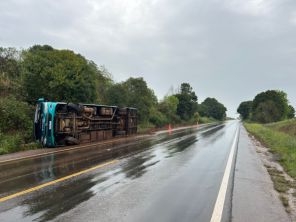 Micro-ônibus tomba na ERS-342 e deixa feridos leves entre Cruz Alta e Ijuí