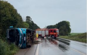 Micro-ônibus tomba na ERS-342 e deixa feridos leves entre Cruz Alta e Ijuí