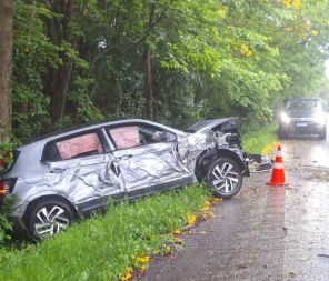Carro sai da pista e bate em árvore após aquaplanagem na BR-158 em Cruz Alta