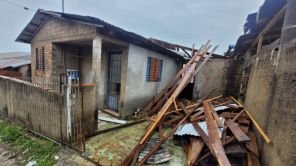 Soledade tem vento de 98km/h, casas destelhadas e falta de luz e água