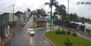 Frente fria avança pelo RS com chuva e risco de vendavais nesta segunda